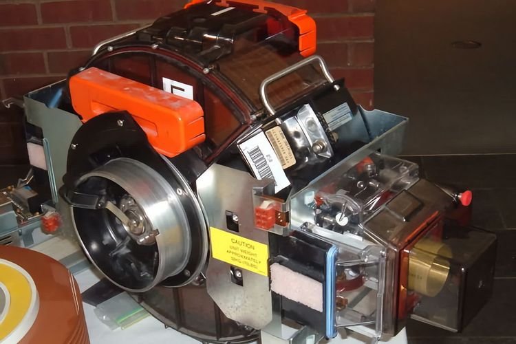 Hard Disk 1 GB Pertama di Dunia Beratnya 29 Kg