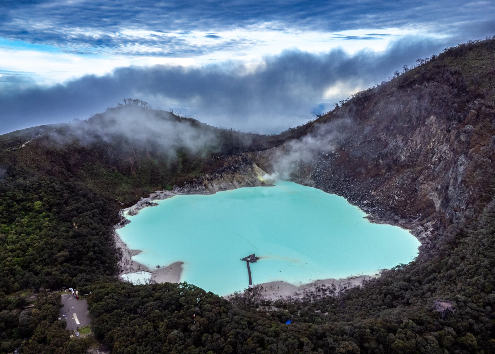 Kawah Putih Ciwidey, Danau Vulkanik Eksotis dengan Suasana Sejuk yang Memikat