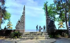 Pantai Bali LestariPantai dengan nuansa dekorasi ala Bali yang cukup populer di kalangan wisatawan lokal Medan untuk berfoto dan menikmati sunset