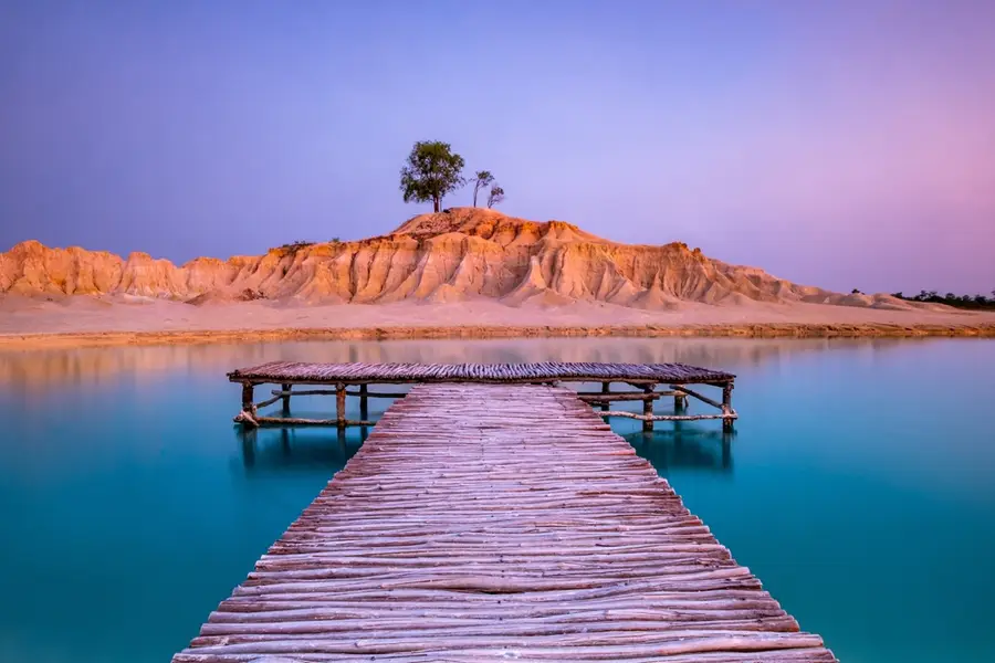 Gurun Pasir Bintan Jadi Destinasi Viral, Danau Biru Eksotisnya Bikin Wisatawan Terpukau