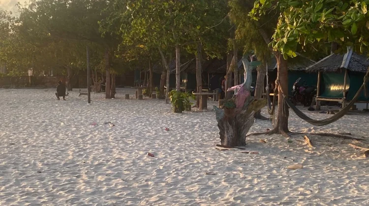 Pantai Dinda Jadi Surga Sunset Favorit Wisatawan, Pasir Putihnya Cocok untuk Liburan Keluarga