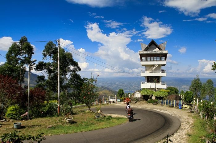Menara Pandang Tele, Spot Terbaik Menikmati Keindahan Danau Toba dari Ketinggian