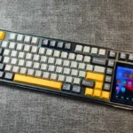 Keyboard Gaming dengan Layar IPS 3.98” dan Switch Huano