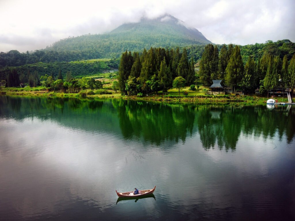 Danau Lau Kawar Jadi Destinasi Wisata Alam Menenangkan di Kaki Gunung Sinabung
