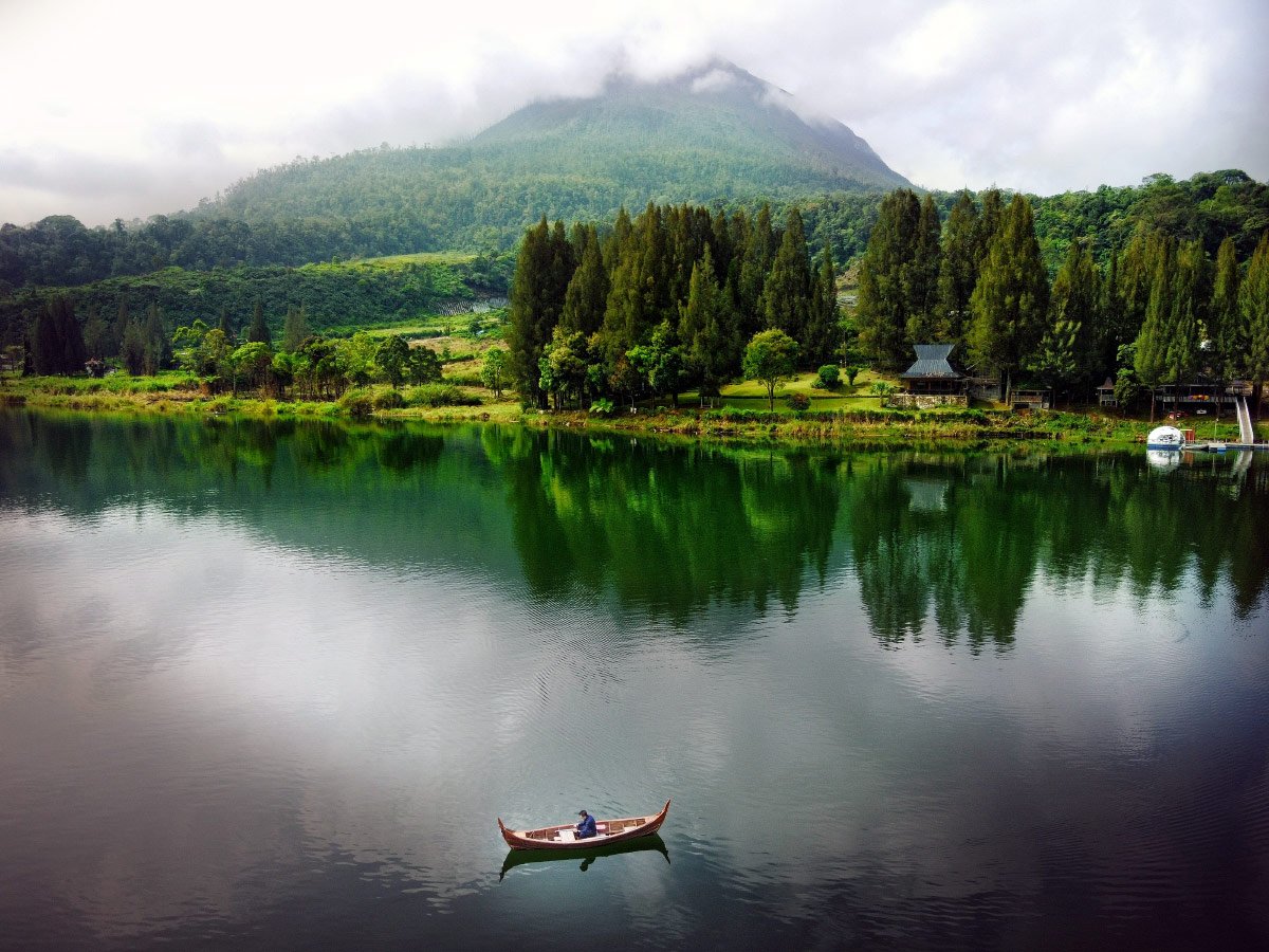 Danau Lau Kawar Jadi Destinasi Wisata Alam Menenangkan di Kaki Gunung Sinabung