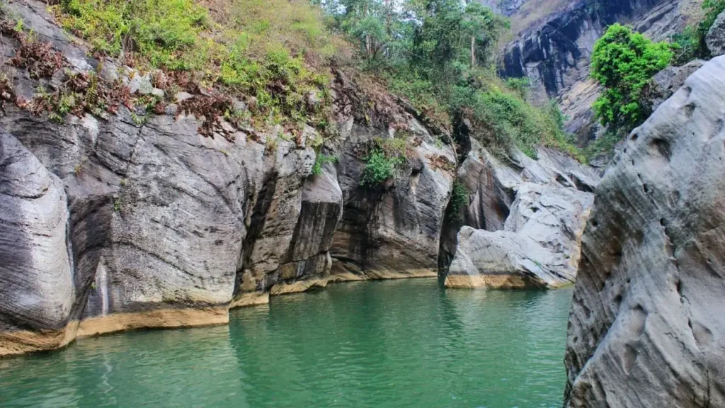 Keindahan Tersembunyi Sanghyang Heuleut Cipatat, Danau Purba yang Bikin Takjub