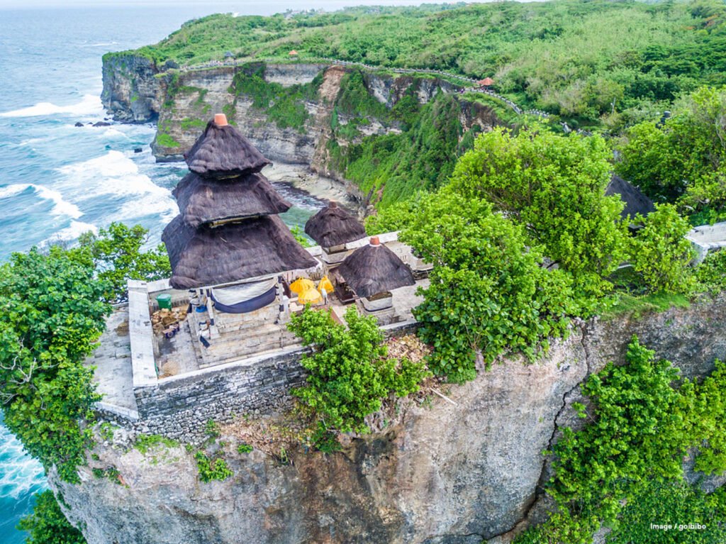 Pura Uluwatu: Keindahan Pura di Atas Tebing yang Memikat Dunia