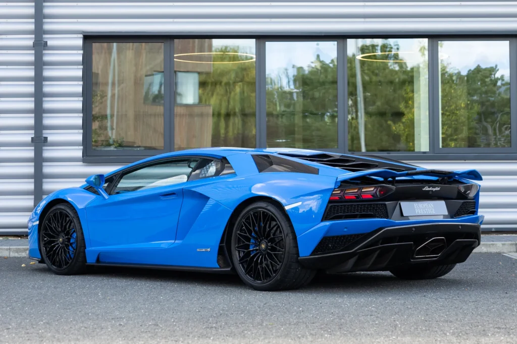 Lamborghini Aventador — Teknologi Carbon Fiber Monocoque & Struktur Super Ringan