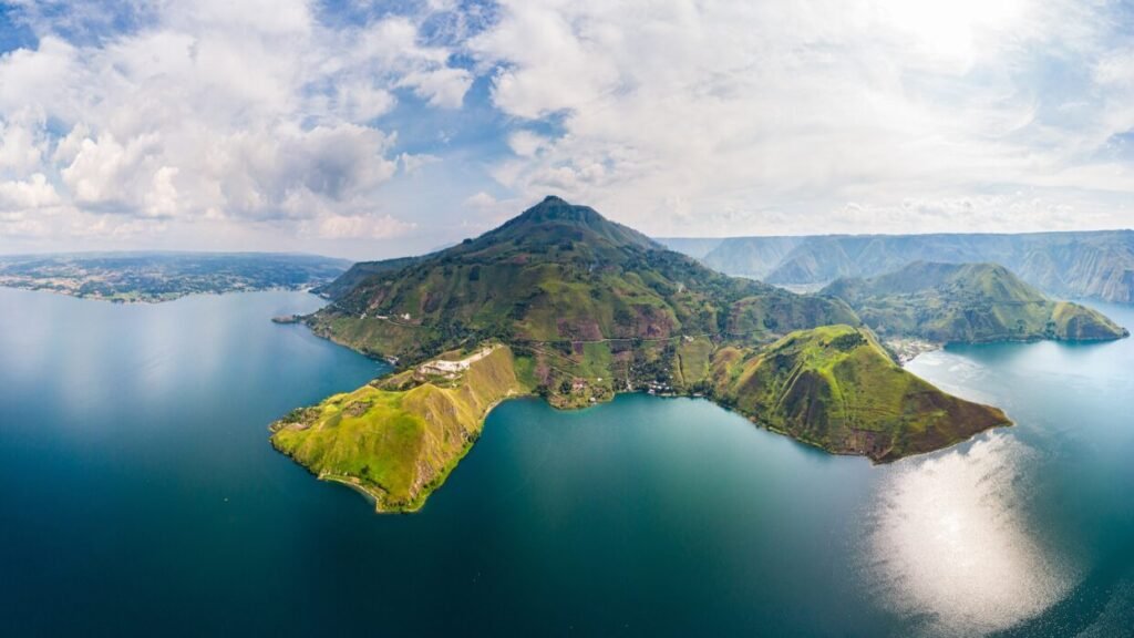 Pulau Samosir, Permata di Tengah Danau Toba yang Kaya Alam dan Budaya Batak