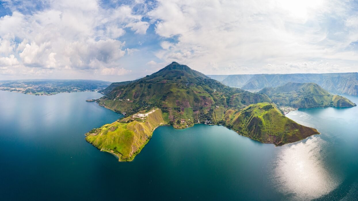 Pulau Samosir, Permata di Tengah Danau Toba yang Kaya Alam dan Budaya Batak
