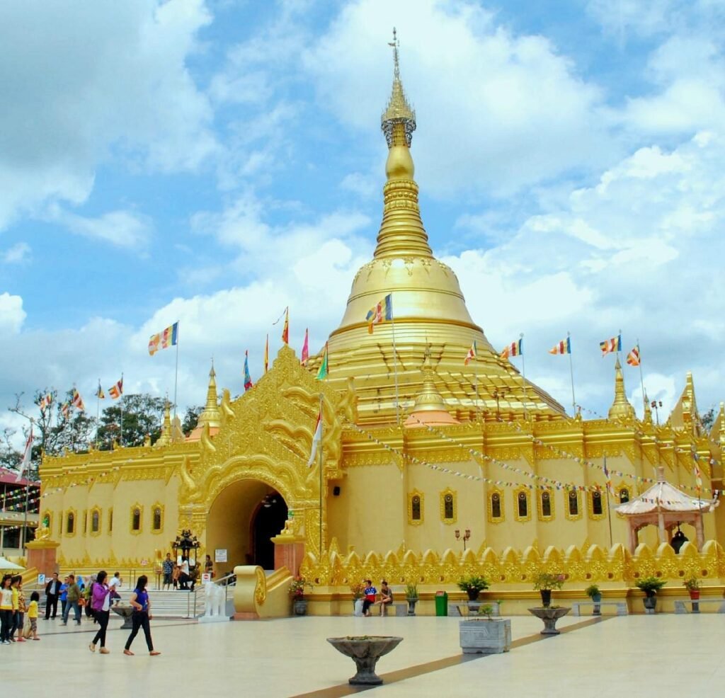 Taman Alam Lumbini Jadi Destinasi Wisata Unik dengan Pagoda Emas Ikonik di Berastagi