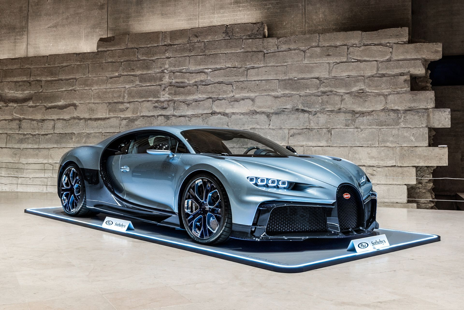 Bugatti Chiron — Teknologi Mesin Quad-Turbo & Stabilitas Kecepatan Ekstrem