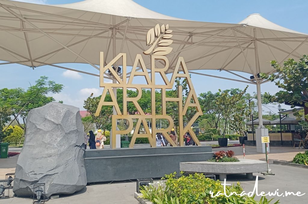 Kiara Artha Park, Taman Kota Modern dengan Pesona Lampu Malam di Bandung