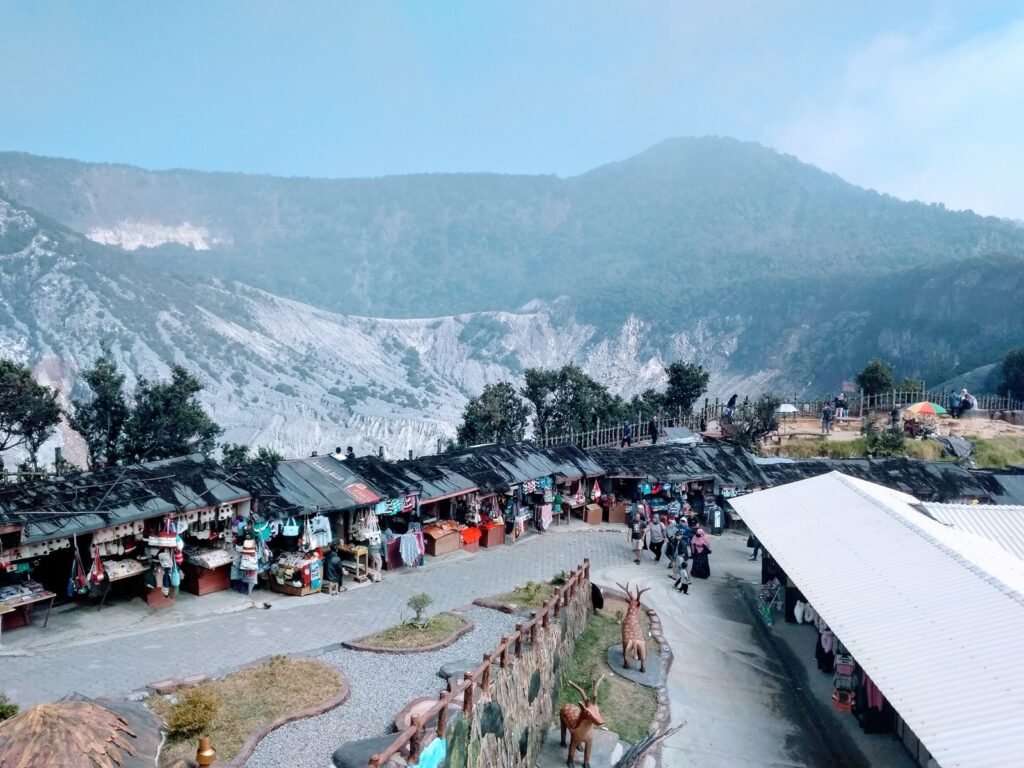 Tangkuban Perahu, Gunung Berapi Aktif dengan Panorama Kawah Dramatis