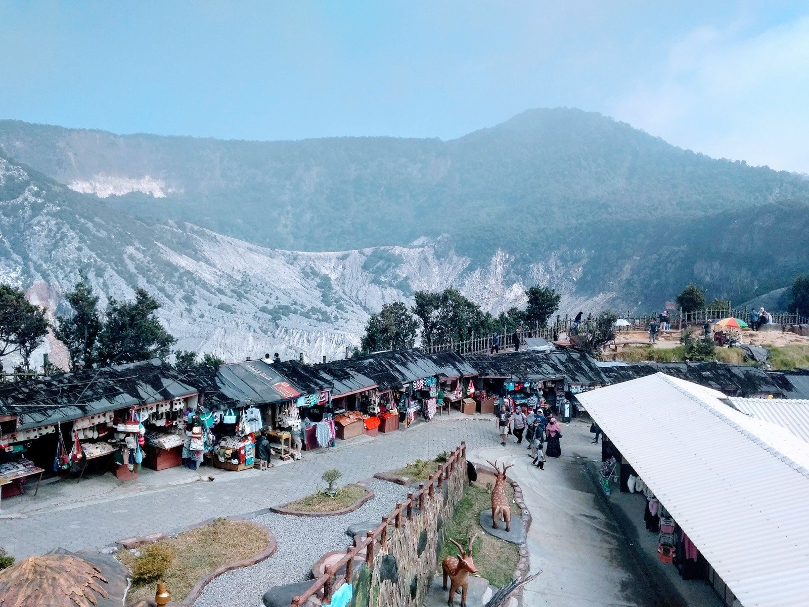 Tangkuban Perahu, Gunung Berapi Aktif dengan Panorama Kawah Dramatis