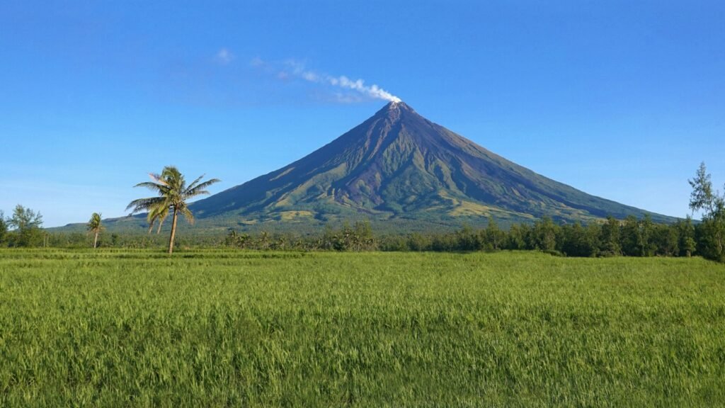 Gunung Mayon, Ikon Alam Filipina dengan Bentuk Kerucut Sempurna