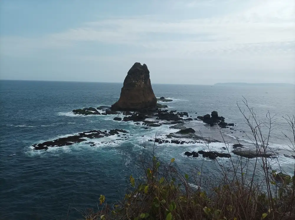 Pantai Watu Ulo, Destinasi Eksotis Jember yang Sarat Legenda dan Keindahan Alam