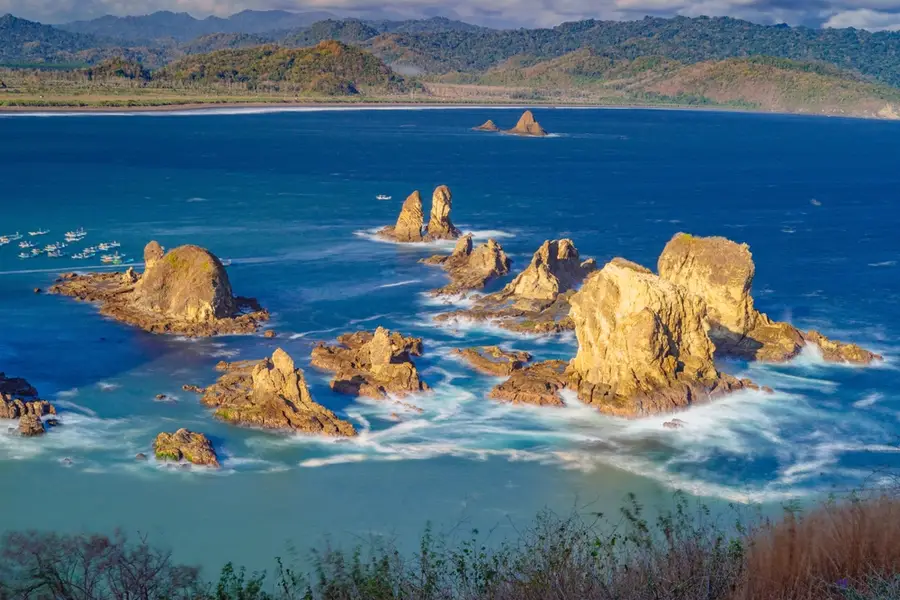 Teluk Love, Pesona Alam Romantis dengan Panorama Berbentuk Hati di Jember