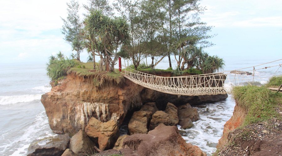 Obyek Wisata Pantai Sungai Suci, Permata Tersembunyi Bengkulu dengan Panorama Tebing yang Memukau