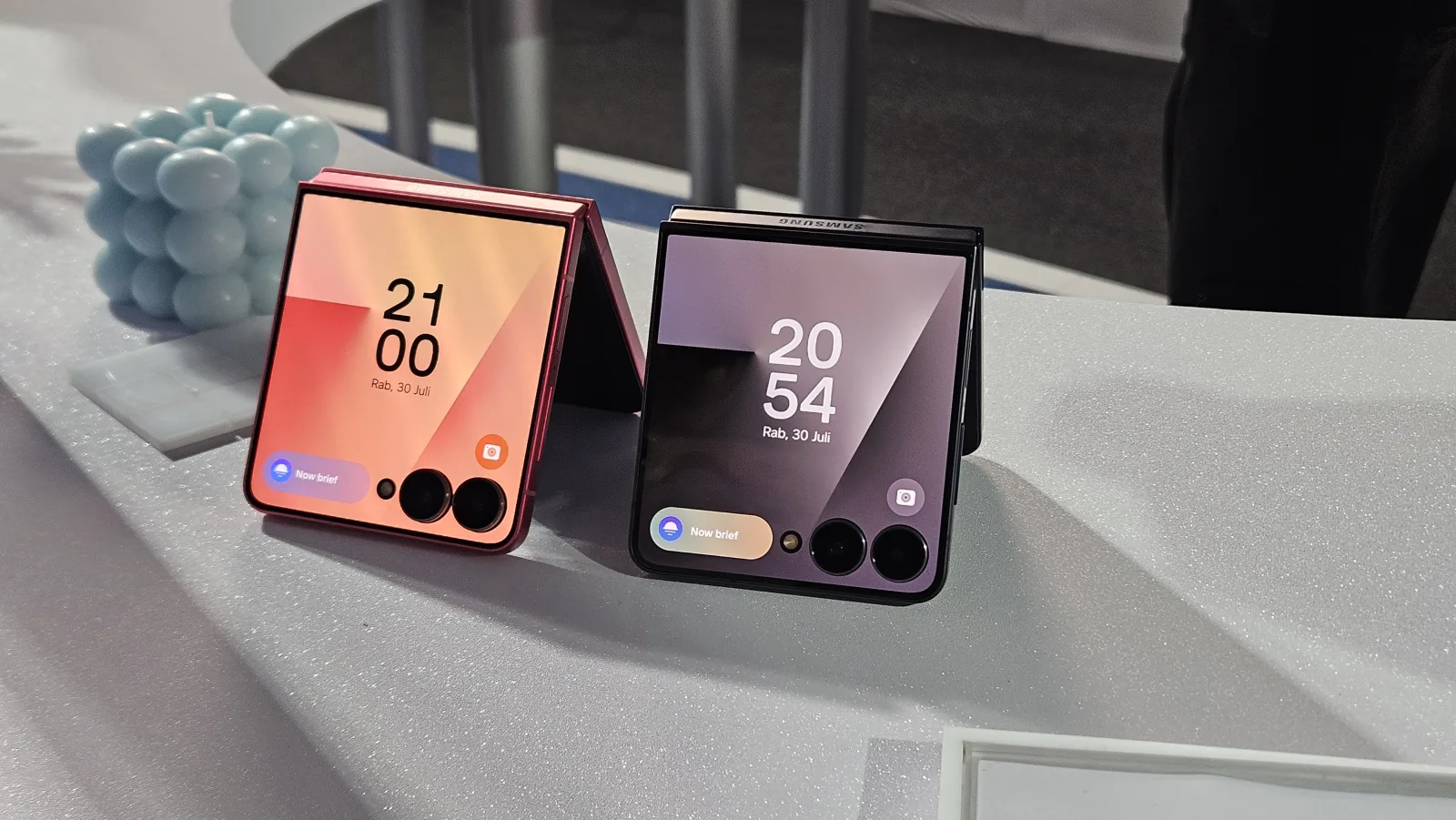Samsung Galaxy Z Flip 8 dilaporkan akan dilengkapi dengan dua tipe chip