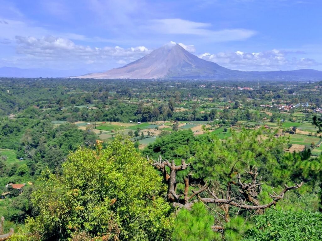 Bukit Gundaling, Spot Terbaik Menikmati Panorama Berastagi dengan Latar Gunung Sinabung dan Sibayak