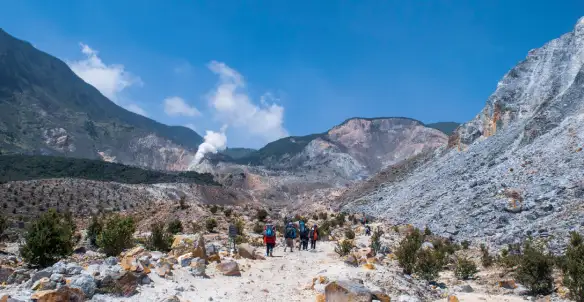 Gunung Papandayan Garut, Destinasi Pendakian Favorit dengan Panorama Eksotis