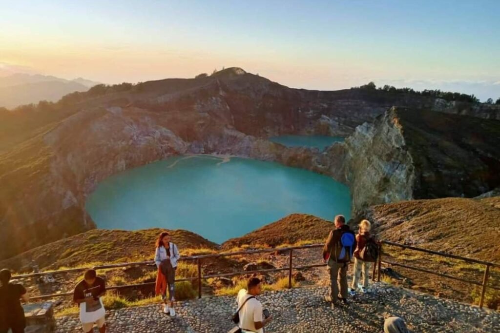 Danau Tiga Warna Kelimutu Jadi Ikon Wisata Alam Nusa Tenggara Timur