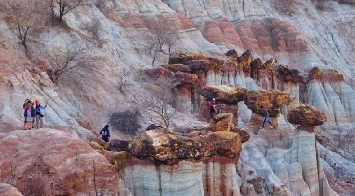 Kelabba Maja, Surga Tersembunyi dengan Bukit Berwarna-warni di Pulau Poteran