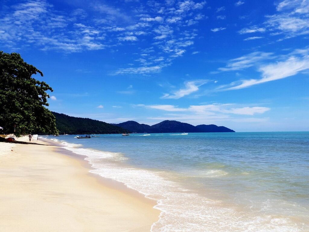 Batu Ferringhi Beach, Pantai Populer dengan Aktivitas Seru di Penang