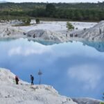 Danau Kaolin – Destinasi Unik dengan Air Biru dan Bukit Putih di Pulau Bangka