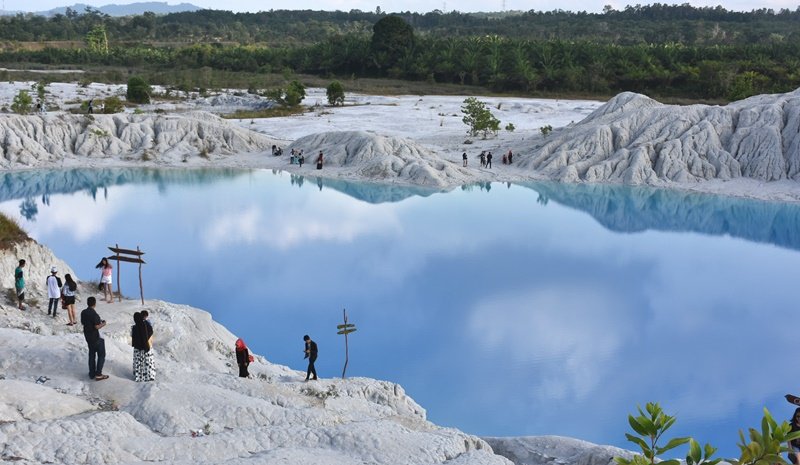 Danau Kaolin – Destinasi Unik dengan Air Biru dan Bukit Putih di Pulau Bangka