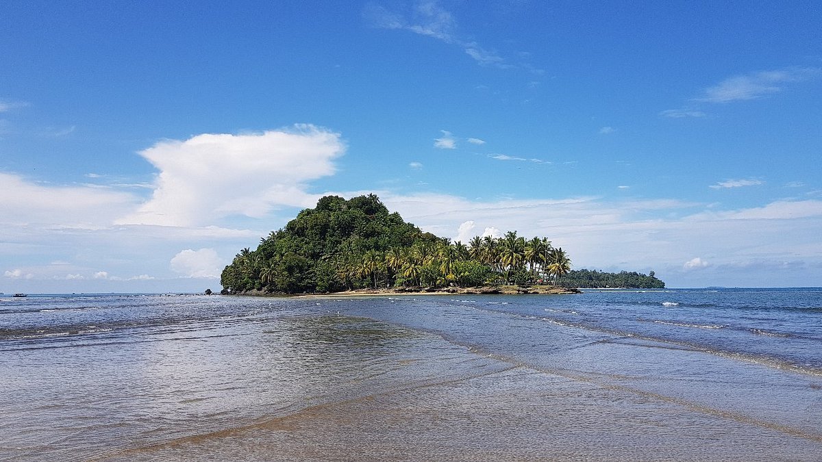 Pantai Air Manis, Destinasi Wisata Ikonik di Padang yang Sarat Legenda dan Keindahan Alam