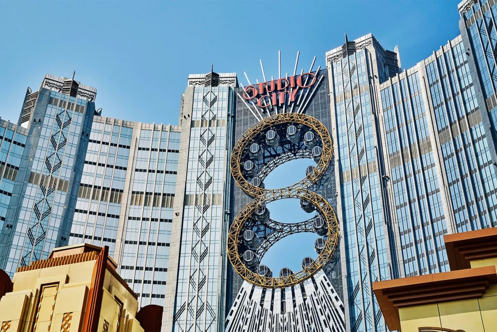 Golden Reel at Studio City, Wahana Ferris Wheel Unik Berbentuk Angka Delapan di Makau