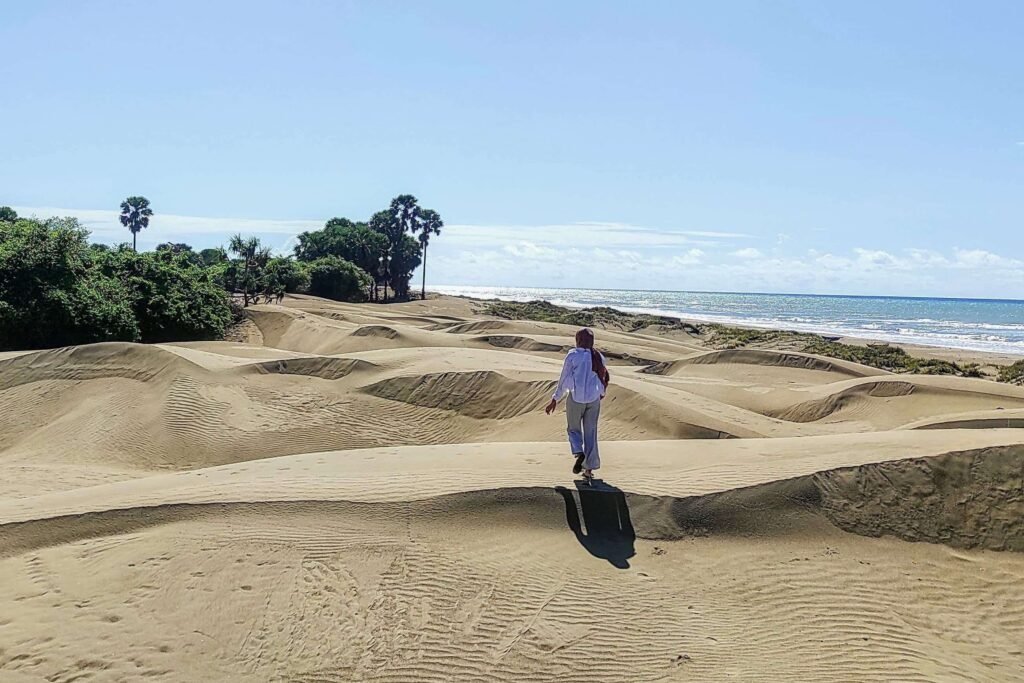 Pantai Oetune, Gurun Pasir Eksotis di Tepi Laut Nusa Tenggara Timur